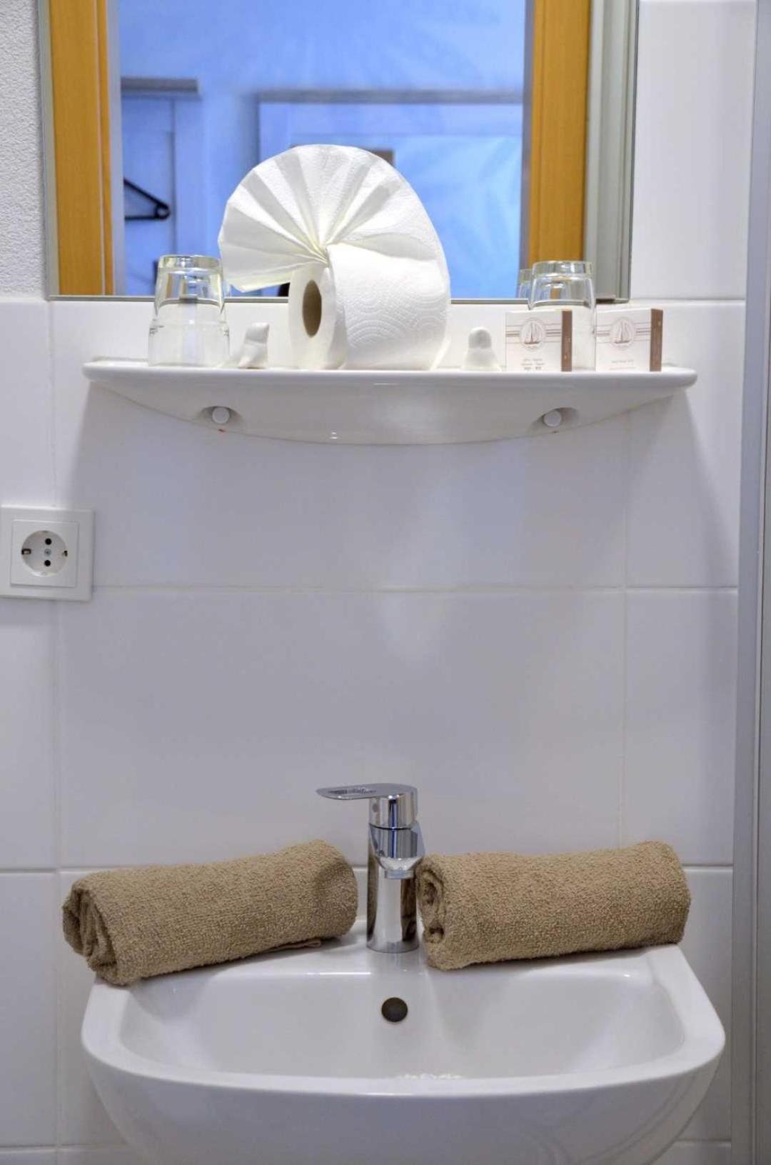 קושהאבן Hotel Zur Seerobbe מראה חיצוני תמונה